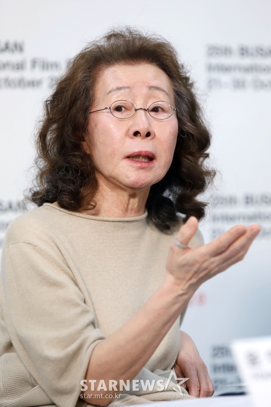 배우 윤여정이 23일 오후 온라인으로 진행된 제25회 부산국제영화제 갈라 프레젠테이션 영화 '미나리' 기자회견에서 취재진 질의에 답하고 있다.사진=김창현 기자 chmt@