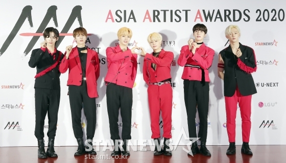 그룹 원어스가 지난달 28일 마이뮤직테이스트에서 중계된 2020 Asia Artist Awards(2020 아시아 아티스트 어워즈, 2020 AAA) 레드카펫 행사에서 포즈를 취하고 있다. / 사진=김창현 기자 chmt@