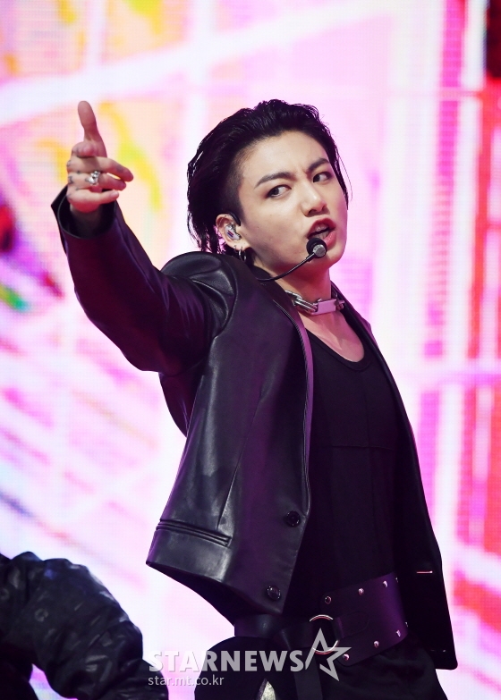 방탄소년단 정국(BTS JUNGKOOK)이 5일 온라인으로 진행된 멜론뮤직어워드 2020(MMA 2020)에서 무대를 펼치고 있다. /사진제공=MMA 2020
