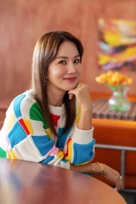 코로나 확진 판정을 받은 민규동 감독과 동선이 겹쳤던 배우 엄정화가 검사 결과 음성 판정을 받았다.