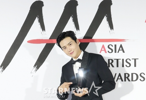 2020 Asia Artist Awards(2020 아시아 아티스트 어워즈, 2020 AAA)에서 AAA 이모티브상을 수상한 배우 김선호/사진=김창현 기자 chmt@