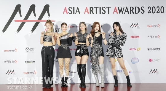 걸그룹 ITZY가 28일 마이뮤직테이스트에서 중계된 2020 Asia Artist Awards(2020 아시아 아티스트 어워즈, 2020 AAA) 레드카펫 행사에서 포즈를 취하고 있다.스타뉴스가 주최하고 AAA 조직위원회가 주관하는 AAA는 어디에서도 보지 못했던 새로운 무대를 선보이며 전 세계 팬들의 눈과 귀를 사로잡아 명실상부 NO.1 글로벌 시상식으로 거듭났다. / 사진=김창현 기자 chmt@
