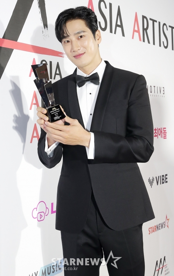배우 안보현이 11월 28일 마이뮤직테이스트에서 중계된 2020 Asia Artist Awards(2020 아시아 아티스트 어워즈, 2020 AAA)에서 'AAA 베스트 초이스' 상을 수상한 뒤 포즈를 취하고 있다.스타뉴스가 주최하고 AAA 조직위원회가 주관하는 AAA는 어디에서도 보지 못했던 새로운 무대를 선보이며 전 세계 팬들의 눈과 귀를 사로잡아 명실상부 NO.1 글로벌 시상식으로 거듭났다. / 사진=김창현 기자 chmt@