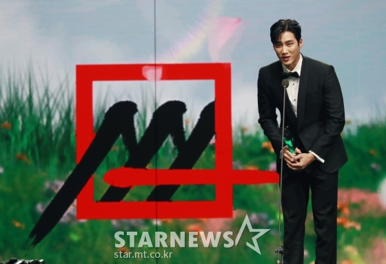 배우 안보현이 11월 28일 마이뮤직테이스트로 방송된 2020 Asia Artist Awards(2020 아시아 아티스트 어워즈, 2020 AAA)에서 배우 부문 이모티브상을 수상한 뒤 소감을 말하고 있다.스타뉴스가 주최하고 AAA 조직위원회가 주관하는 AAA는 어디에서도 보지 못했던 새로운 무대를 선보이며 전 세계 팬들의 눈과 귀를 사로잡아 명실상부 NO.1 글로벌 시상식으로 거듭났다. / 사진=이동훈 기자 photoguy@