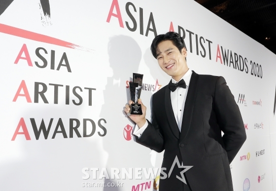 배우 안보현이 11월 28일 마이뮤직테이스트에서 중계된 2020 Asia Artist Awards(2020 아시아 아티스트 어워즈, 2020 AAA)에서 'AAA 베스트 초이스' 상을 수상한 뒤 포즈를 취하고 있다.스타뉴스가 주최하고 AAA 조직위원회가 주관하는 AAA는 어디에서도 보지 못했던 새로운 무대를 선보이며 전 세계 팬들의 눈과 귀를 사로잡아 명실상부 NO.1 글로벌 시상식으로 거듭났다. / 사진=김창현 기자 chmt@