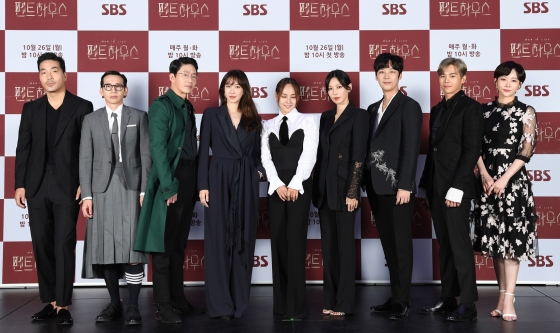 22일 오후 온라인 생중계로 진행된 SBS 월화드라마 '펜트하우스' 제작발표회에 참석한 출연자들이 포즈를 취하고 있다, /사진제공=SBS