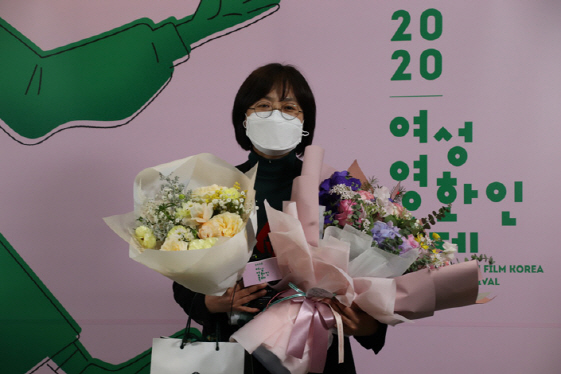 올해의 여성영화인상을 수상한 김동현 서울독립영화제 집행위원장