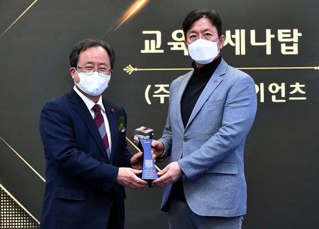 17일 제13회 교육메세나탑을 수상한 이석환 롯데 자이언츠 대표이사(오른쪽). /사진=롯데 자이언츠 제공