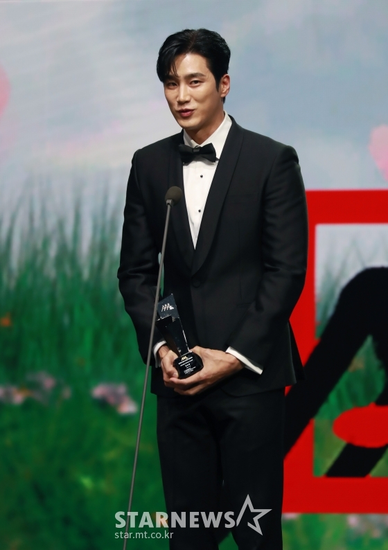 배우 안보현이 11월 28일 마이뮤직테이스트에서 중계된 2020 Asia Artist Awards(2020 아시아 아티스트 어워즈, 2020 AAA)에서 'AAA 베스트 초이스' 상을 수상한 뒤 포즈를 취하고 있다.스타뉴스가 주최하고 AAA 조직위원회가 주관하는 AAA는 어디에서도 보지 못했던 새로운 무대를 선보이며 전 세계 팬들의 눈과 귀를 사로잡아 명실상부 NO.1 글로벌 시상식으로 거듭났다. / 사진=김창현 기자 chmt@