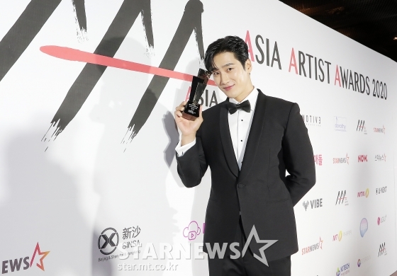 배우 안보현이 11월 28일 마이뮤직테이스트에서 중계된 2020 Asia Artist Awards(2020 아시아 아티스트 어워즈, 2020 AAA)에서 'AAA 베스트 초이스' 상을 수상한 뒤 포즈를 취하고 있다.스타뉴스가 주최하고 AAA 조직위원회가 주관하는 AAA는 어디에서도 보지 못했던 새로운 무대를 선보이며 전 세계 팬들의 눈과 귀를 사로잡아 명실상부 NO.1 글로벌 시상식으로 거듭났다. / 사진=김창현 기자 chmt@
