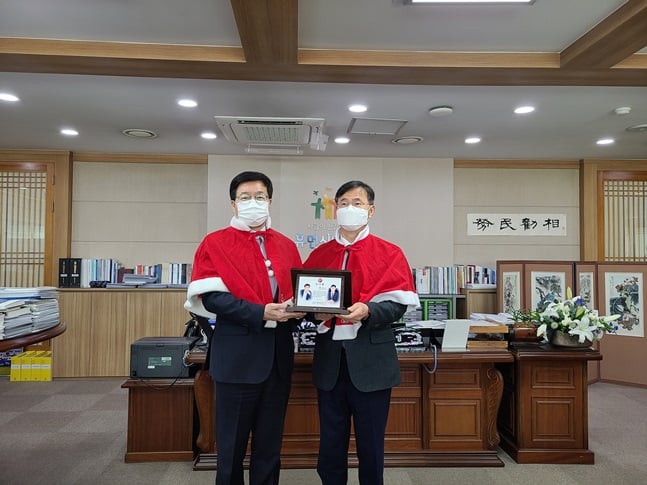 '사랑의 산타' 후원 물품 전달식 후 남상봉 KT스포츠 대표이사(오른쪽)가 염태영 수원시 자원봉사센터 이사장으로부터 감사패를 전달 받고 있다. /사진=KT 위즈 제공