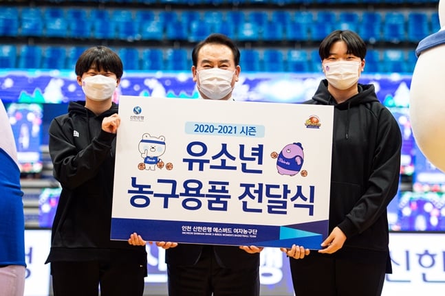 18일 열린 삼성생명과 홈 경기에서 이병철 단장(가운데)이 전달식에 나선 모습. /사진=WKBL 제공