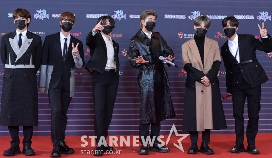 방탄소년단(BTS)이 KBS '가요대축제' 레드카펫에 참석, 포즈를 취하고 있다. /사진제공=KBS