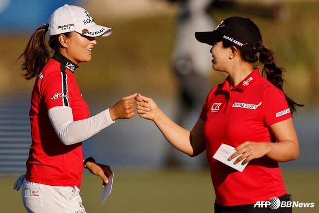 LPGA 투어 시즌 최종전 CME그룹 투어 챔피언십 2라운드에서 나란히 1위와 2위에 자리한 고진영(왼쪽)과 김세영. /AFPBBNews=뉴스1