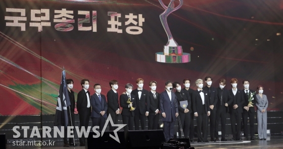 그룹 세븐틴이 28일 오후 서울 동대문구 경희대학교 평화의 전당에서 열린 '2020 대한민국 대중문화예술상'에서 국무총리 표창을 수상한 뒤 박양우 문화체육관광부 장관과 포즈를 취하고 있다. / 사진=김창현 기자 chmt@