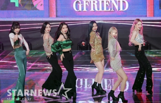 걸그룹 여자친구가 9일 오후 서울 마포구 상암동 SBS프리즘타워에서 진행된 새 정규앨범 '回:Walpurgis Night'(회:발푸르기스의 밤) 발매기념 쇼케이스에서 멋진 무대를 선보이고 있다.'回:Walpurgis Night'은 전작 '回:LABYRINTH(회:래버린스)'와 '回:Song of the Sirens(회:송 오브 더 세이렌)'을 잇는 회(回) 시리즈의 완결편. 수많은 선택과 유혹을 지나온 끝에 타인의 시선이 아닌, 나의 관점으로 온전한 나를 바라볼 수 있게 된 소녀들의 이야기를 그렸다. / 사진=김창현 기자 chmt@