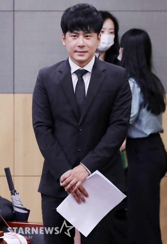 故 구하라 오빠 구호인 씨가 11일 오전 서울 영등포구 여의도 국회의원회관에서 열린 '구하라법 통과를 위한 정책토론회'에 참석해 인사를 하고 있다. / 사진=김창현 기자 chmt@