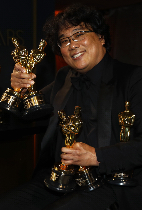 봉준호 감독이 한국영화 사상 최초로 미국 아카데미 시상식에서 작품상, 감독상 등 4관왕에 올라 세계영화사에 획을 그었다.