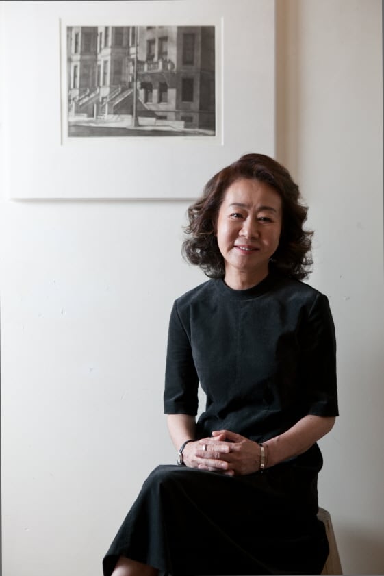 윤여정이 '미나리'로 LA비평가협회 시상식에서 여우조연상을 수상했다.