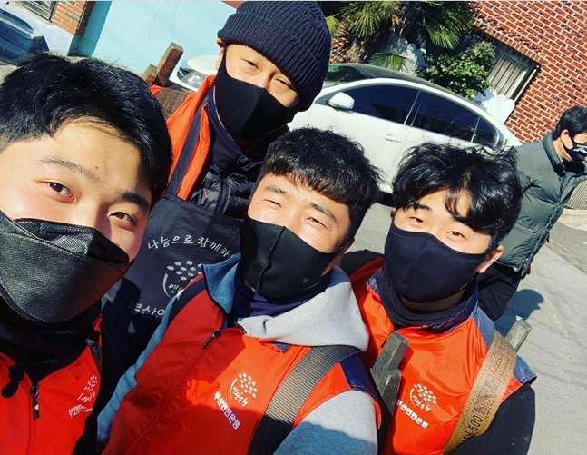 한동희, 이대호, 정훈, 신본기가 연탄 봉사에 나섰다.(왼쪽부터)/사진=한동희 인스타그램