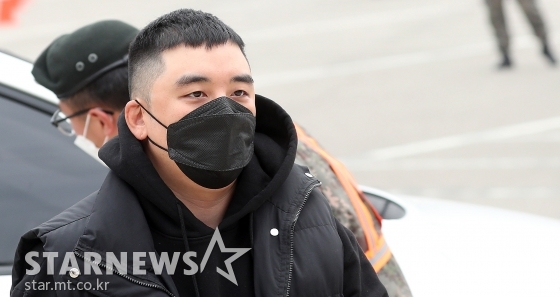 빅뱅의 전 멤버 승리(본명 이승현)가 버닝썬 사태 여파로 군 입대를 연기한 지 1년 만에 강원도 철원 6사단 신병교육대로 입소했다.승리는 코로나19 여파로 차량을 탄 채 6사단 정문까지 이동, 드라이브스루 형태로 신분을 확인한 뒤 입소장으로 들어갔다.짧은 머리에 마스크를 착용하고 검은색으로 통일한 입대 패션을 보인 승리는 신병교육대 앞에 마련됐던 포토라인에 서서 인사만 건네고 질문에는 답하지 않은 채 입소장으로 향했다.지난 1월 성매매 알선 및 상습 도박, 외국환거래법 위반, 업무 상 횡령, 증거인멸 교사, 식품위생법 위반 등의 혐의로 불구속 기소되며 진행된 승리의 재판은 군사법원으로 이관된다. 한편, 이날 승리를 보러 온 팬들의 모습은 눈에 띄진 않았다. / 사진=김창현 기자 chmt@