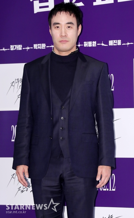  배우 배성우가 3일 오후 서울 강남구 코엑스 메가박스에서 열린 영화 '지푸라기라도 잡고 싶은 짐승들' 언론시사회에 참석해 포즈를 취하고 있다.'지푸라기라도 잡고 싶은 짐승들'은 인생 마지막 기회인 돈 가방을 차지하기 위해 최악의 한탕을 계획하는 평범한 인간들의 범죄극이다. 오는 12일 개봉. / 사진=김창현 기자 chmt@