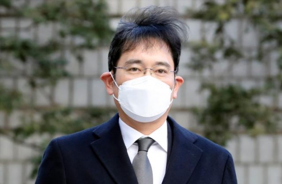이재용 삼성전자 부회장이 30일 서울고법에서 열린 국정농단 뇌물 사건 관련 파기환송심 결심 공판에 출석하고 있다.