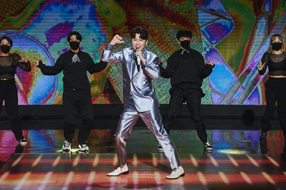 가수 영탁이 지난 30일 오후 열린 2020 MBC 연기대상에서 축하무대를 펼치고 있다. /사진제공=MBC