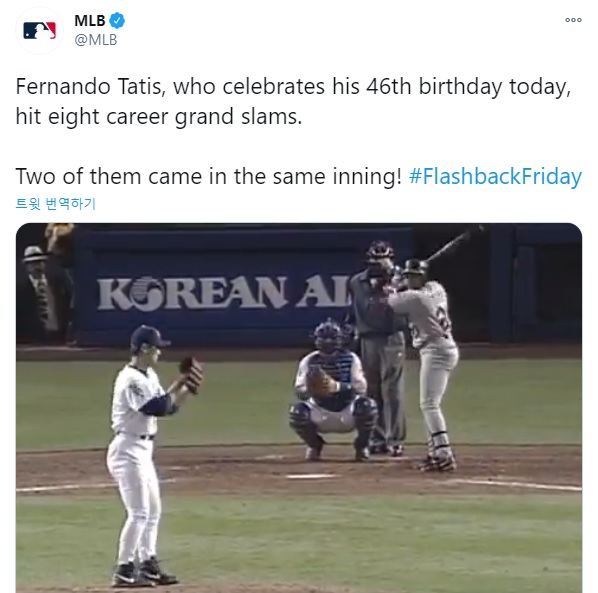 박찬호(왼쪽)가 타티스에게 투구하는 모습. /사진=메이저리그 공식 SNS 캡처