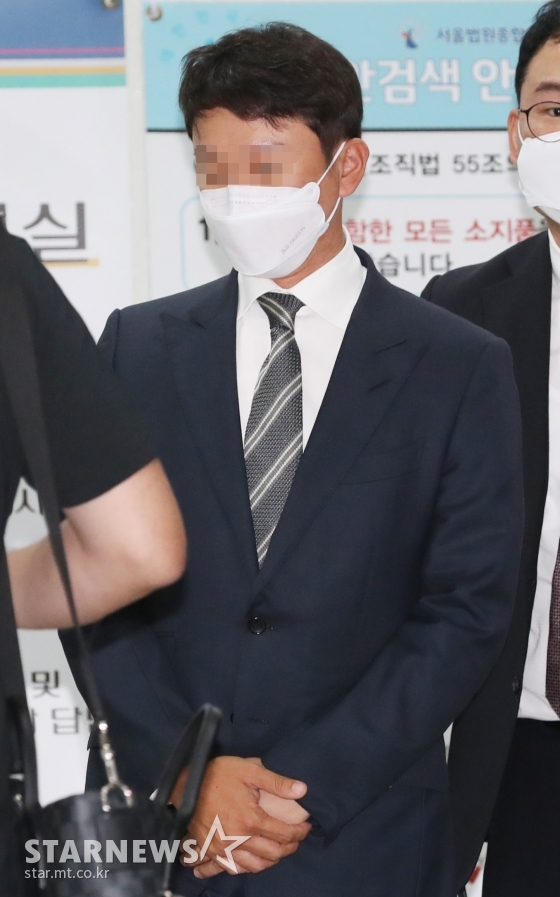 클럽 '버닝썬' 관련 성매매 알선 등에 연루된 혐의로 기소된 유인석 전 유리홀딩스 대표가 22일 서울 서초구 서울중앙지방법원에서 열린 2차 공판을 마치고 법정을 나서고 있다. 그룹 빅뱅의 전 멤버 승리의 동업자로 알려진 유 전 대표는 업무상횡령, 성매매알선 등의 혐의를 받고 있다. / 사진=김창현 기자 chmt@