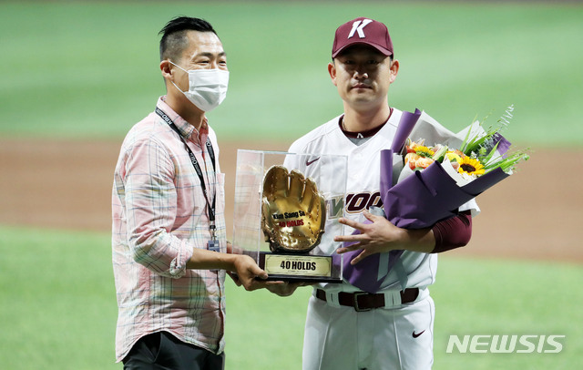 지난해 8월 김치현 키움 단장(왼쪽)과 김상수가 2019시즌 KBO 리그 최초 40홀드 달성 시상식에서 기념촬영을 하고 있다. /사진=뉴시스