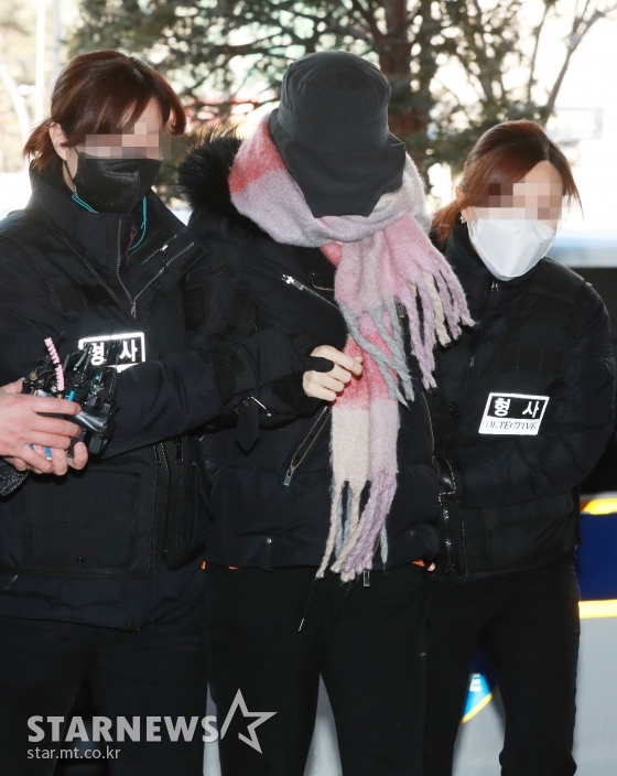 집행유예 기간 중 마약 투약 혐의를 받는 남양유업 창업주 외손녀 황하나가 7일 오전 구속 전 피의자심문을 위해 서울 서부지방법원에 도착해 청사로 들어서고 있다. / 사진=이동훈 기자 photoguy@