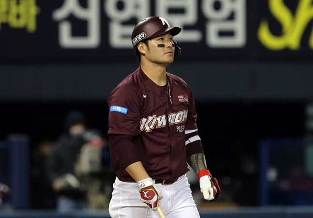 지난해 10월 홈런 타구를 바라보고 있는 박병호. /사진=키움 히어로즈 제공