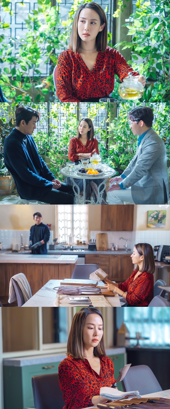 KBS 2TV 수목드라마 '바람피면 죽는다'에서 고준, 정상훈, 조여정이 마주한 장면과 오싹한 분위기를 풍기는 조여정의 모습/사진제공=KBS 2TV 수목드라마 '바람피면 죽는다'