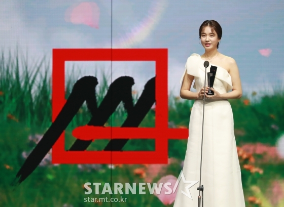 배우 안은진이 11월 28일 마이뮤직테이스트에서 중계된 2020 Asia Artist Awards(2020 아시아 아티스트 어워즈, 2020 AAA)에서 AAA 포커스상을 수상한 뒤 포즈를 취하고 있다.스타뉴스가 주최하고 AAA 조직위원회가 주관하는 AAA는 어디에서도 보지 못했던 새로운 무대를 선보이며 전 세계 팬들의 눈과 귀를 사로잡아 명실상부 NO.1 글로벌 시상식으로 거듭났다. / 사진=김창현 기자 chmt@