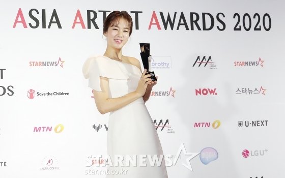 배우 안은진이 11월 28일 마이뮤직테이스트에서 중계된 2020 Asia Artist Awards(2020 아시아 아티스트 어워즈, 2020 AAA)에서 AAA 포커스상을 수상한 뒤 포즈를 취하고 있다.스타뉴스가 주최하고 AAA 조직위원회가 주관하는 AAA는 어디에서도 보지 못했던 새로운 무대를 선보이며 전 세계 팬들의 눈과 귀를 사로잡아 명실상부 NO.1 글로벌 시상식으로 거듭났다. / 사진=김창현 기자 chmt@