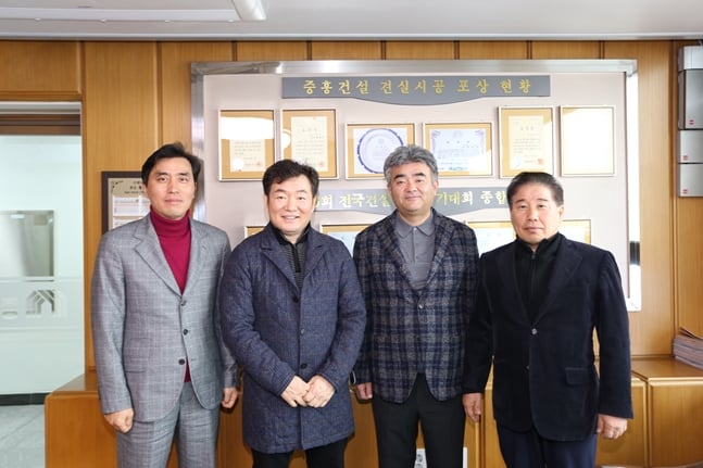 권중환 탑건설 회장, 이순철 대한야구소프트볼협회장 후보, 정원주 중흥그룹 회장, 정욱 현대자산운용 대표(왼쪽부터) 등이 9일 중흥그룹 본사에서 후원을 확정지은 뒤 기념촬영을 하고 있다./사진=이순철 후보 측 제공