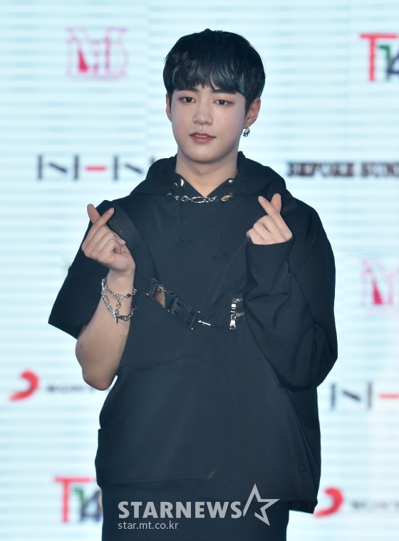 신인 보이그룹 T1419 건우가 11일 오전 온라인으로 진행된 데뷔 앨범 '비포 선라이즈 파트. 1'(BEFORE SUNRISE Part. 1) 쇼케이스에서 포즈를 취하고 있다./ 사진제공 = MLD엔터테인먼트