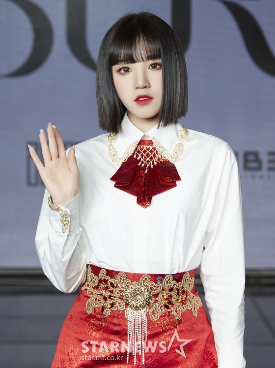 걸그룹 (여자)아이들 우기가 11일 오후 온라인 생중계로 진행된 네 번째 미니앨범 ‘I burn'(아이 번) 발매 기념 쇼케이스에 참석해 포즈를 취하고 있다. /사진제공= 큐브엔터테인먼트