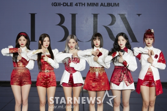 걸그룹 (여자)아이들이 11일 오후 온라인 생중계로 진행된 네 번째 미니앨범 ‘I burn'(아이 번) 발매 기념 쇼케이스에 참석해 포즈를 취하고 있다. /사진제공= 큐브엔터테인먼트