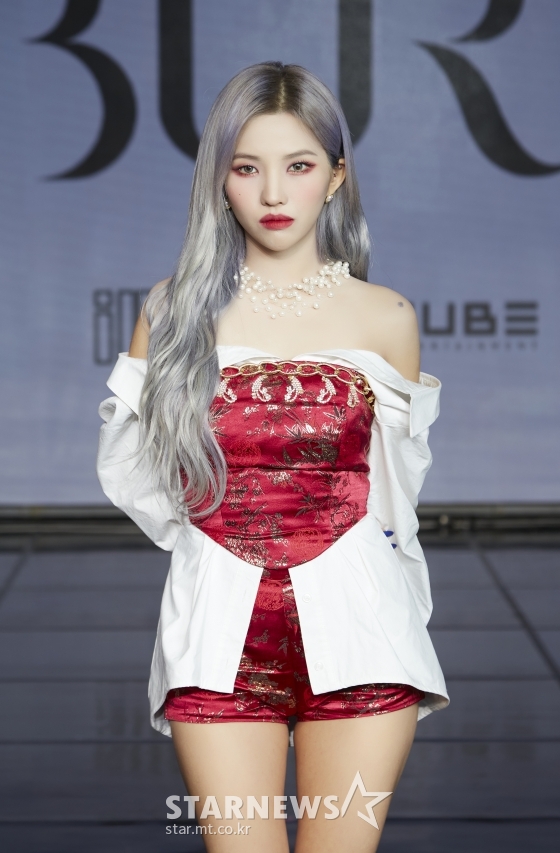 걸그룹 (여자)아이들 소연이 11일 오후 온라인 생중계로 진행된 네 번째 미니앨범 ‘I burn'(아이 번) 발매 기념 쇼케이스에 참석해 포즈를 취하고 있다. /사진제공= 큐브엔터테인먼트