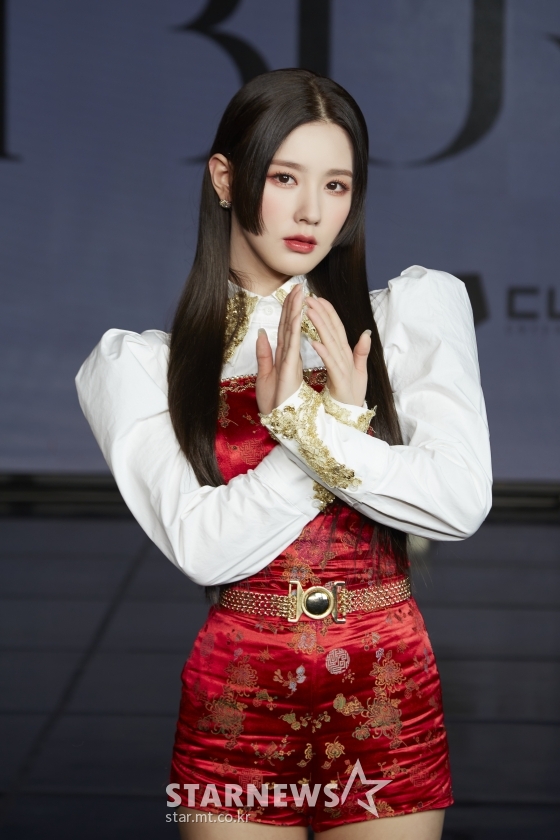 걸그룹 (여자)아이들 미연이 11일 오후 온라인 생중계로 진행된 네 번째 미니앨범 ‘I burn'(아이 번) 발매 기념 쇼케이스에 참석해 포즈를 취하고 있다. /사진제공= 큐브엔터테인먼트
