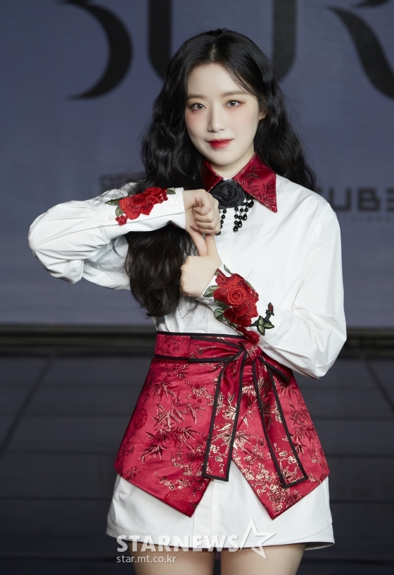 걸그룹 (여자)아이들 슈화가 11일 오후 온라인 생중계로 진행된 네 번째 미니앨범 ‘I burn'(아이 번) 발매 기념 쇼케이스에 참석해 포즈를 취하고 있다. /사진제공= 큐브엔터테인먼트