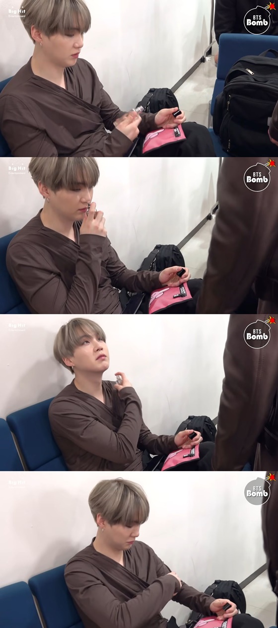 방탄소년단(BTS) 정국이 진의 새 휴대전화 이름을 '진'에서 '잔'으로 바꾸고 있는 모습 /사진=BANGTAN TV