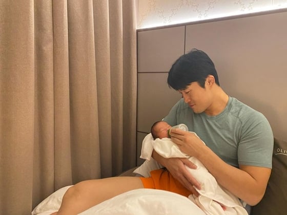 이종격투기 선수 김동현이 딸을 품에 안은 모습./사진=김동현 인스타그램