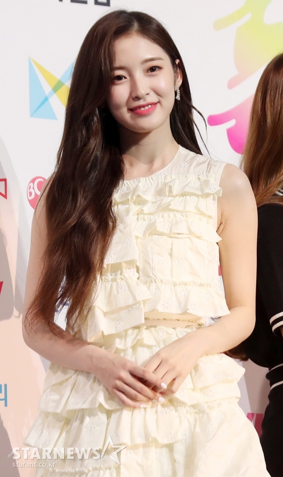 그룹 오마이걸 아린이 22일 오후 서울 송파구 올림픽공원 올림픽홀에서 진행된 '2019 SOBA 케이뮤직 어워즈' 포토월에 참석해 포즈를 취하고 있다. / 사진=김휘선 기자 hwijpg@