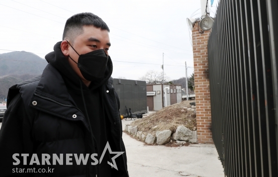 빅뱅의 전 멤버 승리(본명 이승현)가 버닝썬 사태 여파로 군 입대를 연기한 지 1년 만에 강원도 철원 6사단 신병교육대로 입소했다.승리는 코로나19 여파로 차량을 탄 채 6사단 정문까지 이동, 드라이브스루 형태로 신분을 확인한 뒤 입소장으로 들어갔다.짧은 머리에 마스크를 착용하고 검은색으로 통일한 입대 패션을 보인 승리는 신병교육대 앞에 마련됐던 포토라인에 서서 인사만 건네고 질문에는 답하지 않은 채 입소장으로 향했다.지난 1월 성매매 알선 및 상습 도박, 외국환거래법 위반, 업무 상 횡령, 증거인멸 교사, 식품위생법 위반 등의 혐의로 불구속 기소되며 진행된 승리의 재판은 군사법원으로 이관된다. 한편, 이날 승리를 보러 온 팬들의 모습은 눈에 띄진 않았다. / 사진=김창현 기자 chmt@