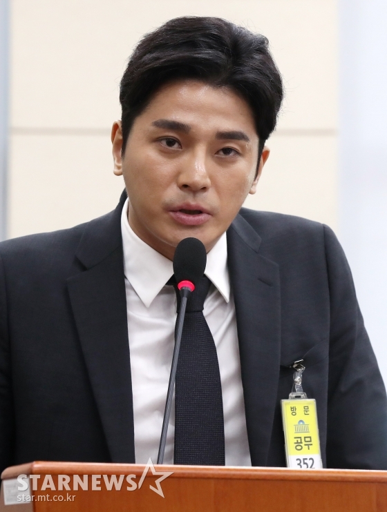  버닝썬 최초제보자 김상교씨가 24일 오후 서울 여의도에서 열린 행정안정위원회의 행전안전부, 중앙선거관리위원회, 경찰청, 인사혁신처 종합감사에 증인으로 출석해 의원 질의에 답변하고 있다. / 사진=홍봉진 기자 honggga@