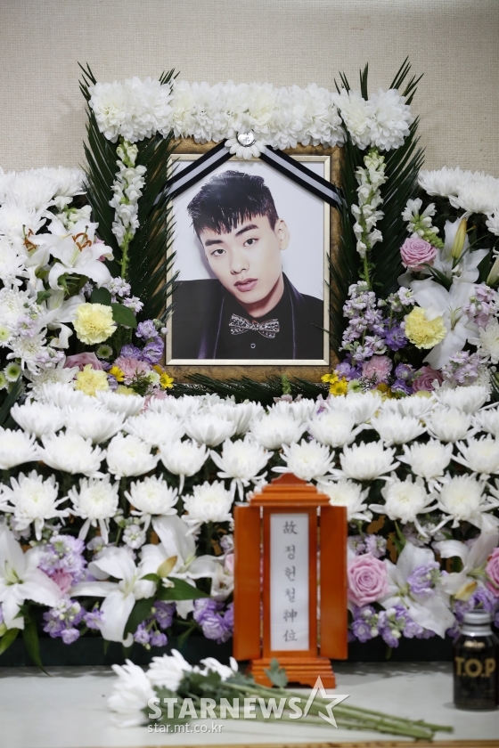 래퍼 故 아이언의 빈소가 26일 서울 중구 국립중앙의료원 장례식장에 마련돼 있다.故 아이언은 지난 25일 서울 중구 모 아파트 화단에서 피를 흘리며 쓰러진 채 발견된 이후 인근 경비원의 신고로 병원으로 이송됐지만 결국 세상을 떠났다. / 사진 = 사진공동취재단