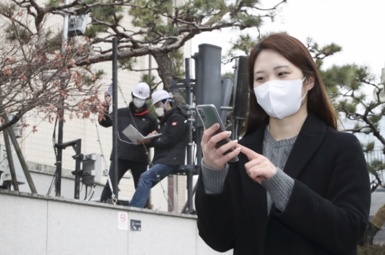 KT 직원들이 서울 종로구 KT 광화문사옥에 시범적으로 구축한 5G 단독모드(SA) 네트워크를 이용해 체감품질을 점검하고 있다.